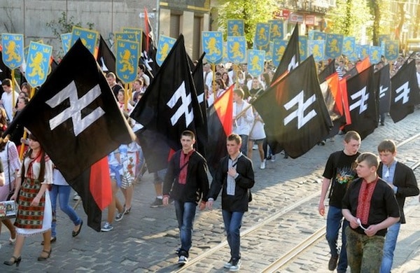 Manifestazione dei neonazisti ucraini di Pravij Sector (da https://1.bp.blogspot.com/-7UED_gpqbP8/V3z74G82rBI/AAAAAAAAAlE/dNzI7uVER007Zqb4L10i8ymGPP410gHzwCLcB/s640/PravijSektor2.jpg)