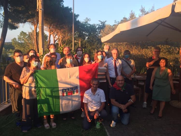 Gli associati della sezione Anpi di Anguillara Sabazia, a destra accosciato il presidente Gianni Lucidi