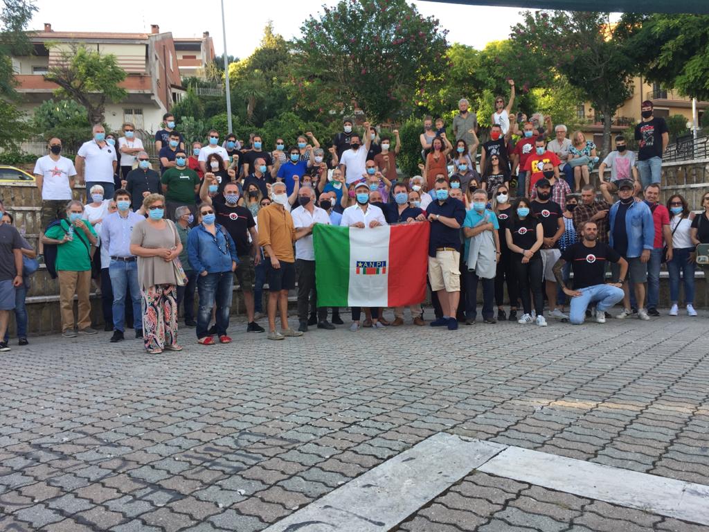 La sezione Anpi di Guidonia Montecelio. Al centro, dietro la bandiera Anpi, il presidente Luca Brocchi. Accanto, a sinistra della foto, Fabrizio De Sanctis, presidente del comitato provinciale dell’Associazione