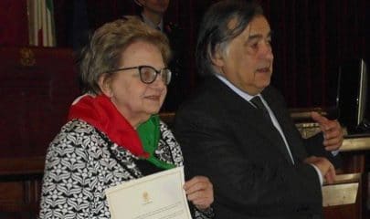 La Presidente nazionale Anpi, Carla Nespolo, quando ricevette il diploma di Cittadina onoraria di Palermo, e il sindaco Leoluca Orlando