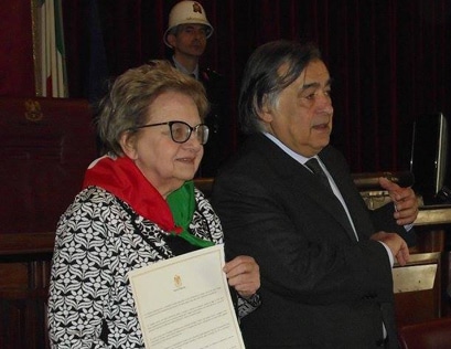 La Presidente nazionale Anpi, Carla Nespolo, quando ricevette il diploma di Cittadina onoraria di Palermo, e il sindaco Leoluca Orlando