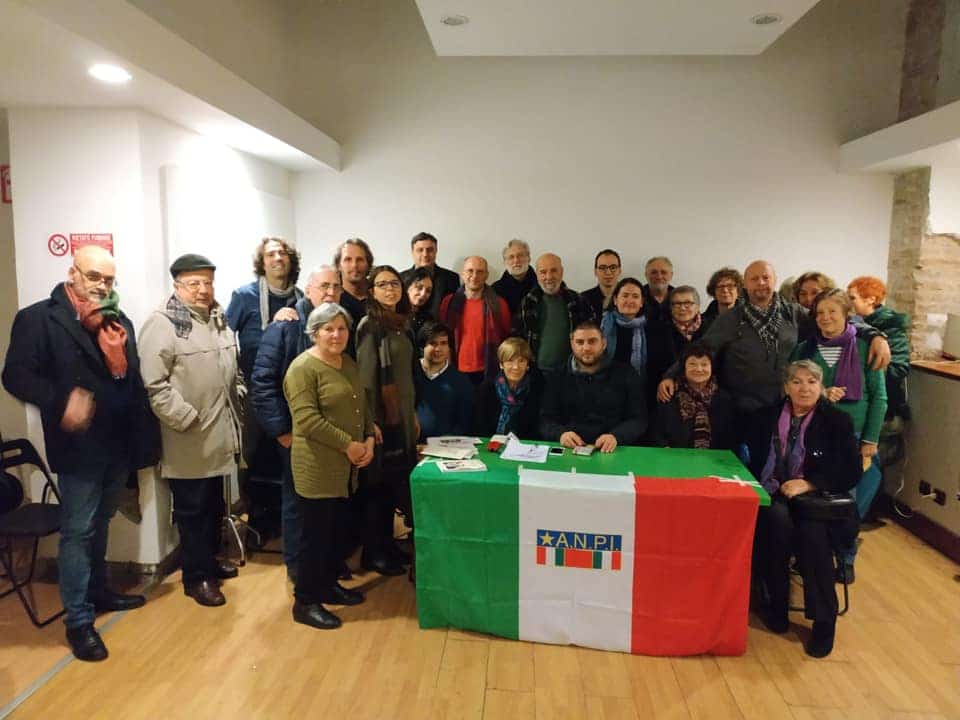 La sezione Anpi Testaccio. In piedi, quarto da sinistra dell’ultima fila, il presidente, Marco Quaranta. Seduto al centro, il vicepresidente del comitato provinciale dei partigiani, Valerio Bruni