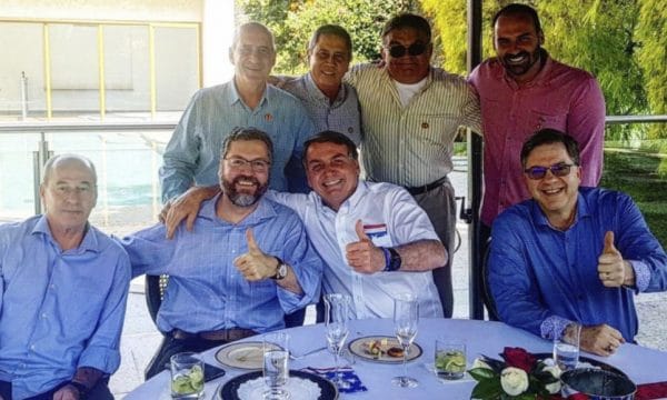 Bolsonaro abbraccia ambasciatore usa
