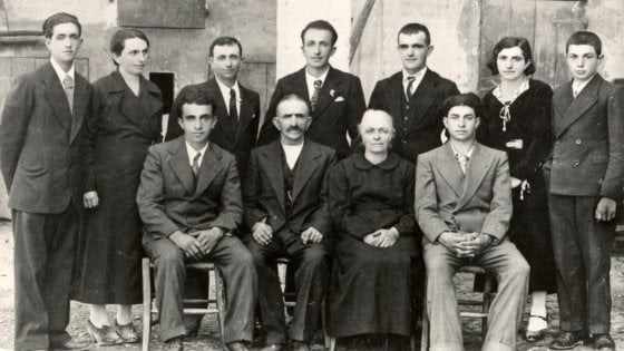 La famiglia Cervi al completo. Al centro, seduti, Alcide e Genoeffa Cocconi