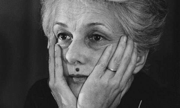 Un bel primo piano di Rossana Rossanda