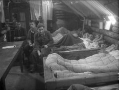 F9-Interno di un ospedale partigiano (Franjo Veselko, fotografo partigiano)