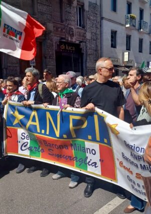Milano Pif e Scurati con lo striscione Anpi Barona Carlo Smuraglia